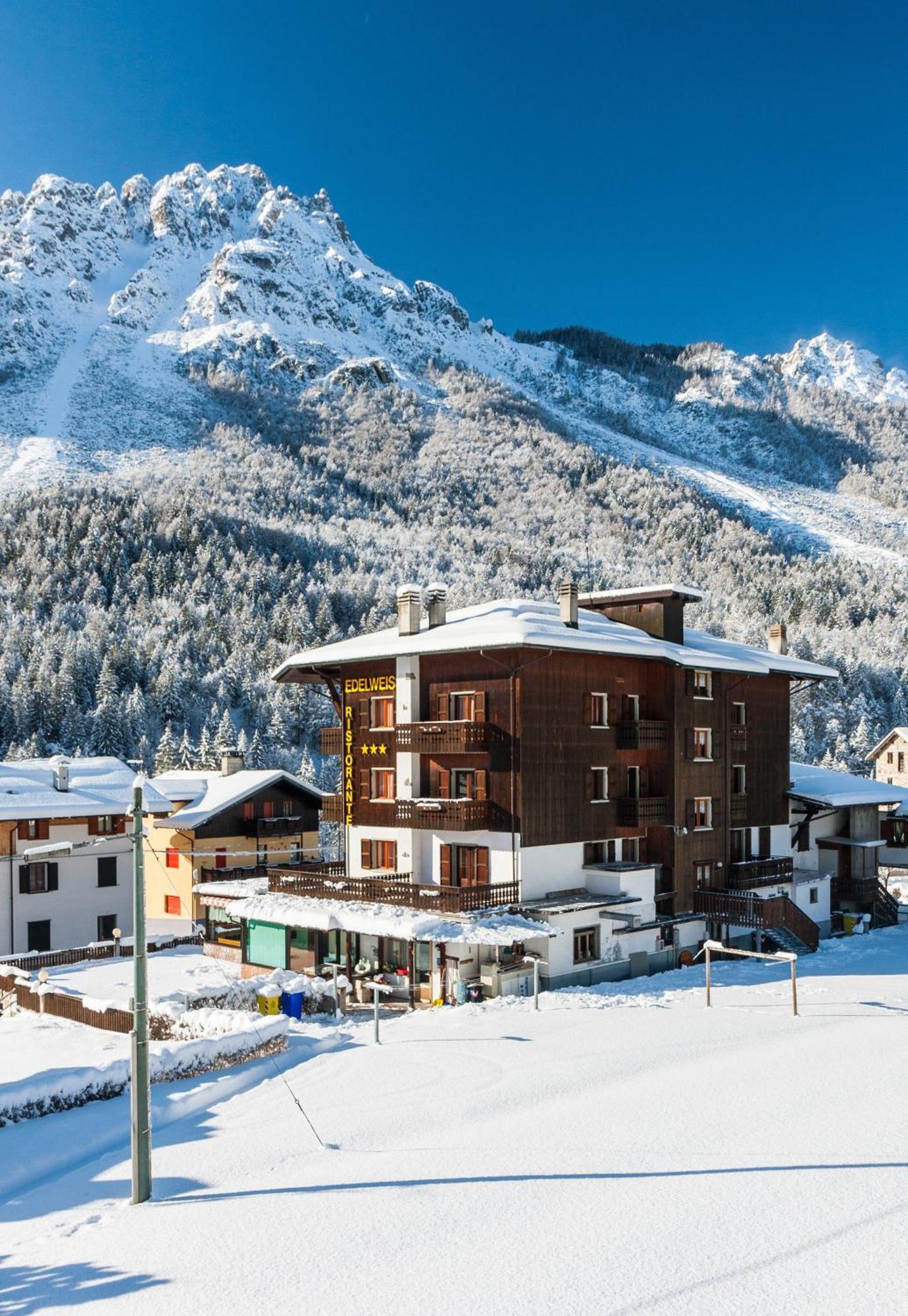 Hotel Edelweiss Con Ristorante Note Di Gusto Форни-ди-Сопра Экстерьер фото