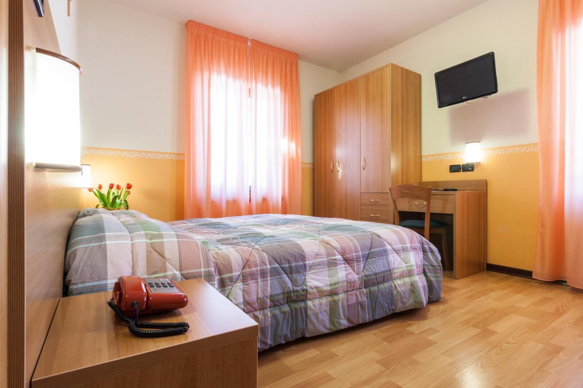Hotel Edelweiss Con Ristorante Note Di Gusto Форни-ди-Сопра Экстерьер фото